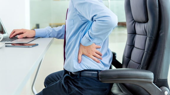 Do phải ngồi 8 tiếng trên ghế, khiến nhiều người ở cả hai giới không tránh khỏi tình trạng đau lưng.